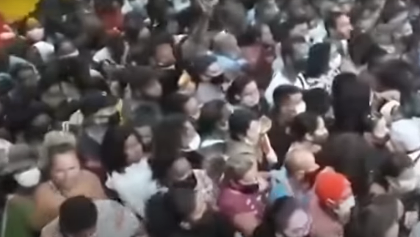 VIDEO| O mulțime furioasă s-a năpustit într-un magazin nou deschis. Angajații au luat-o la fugă