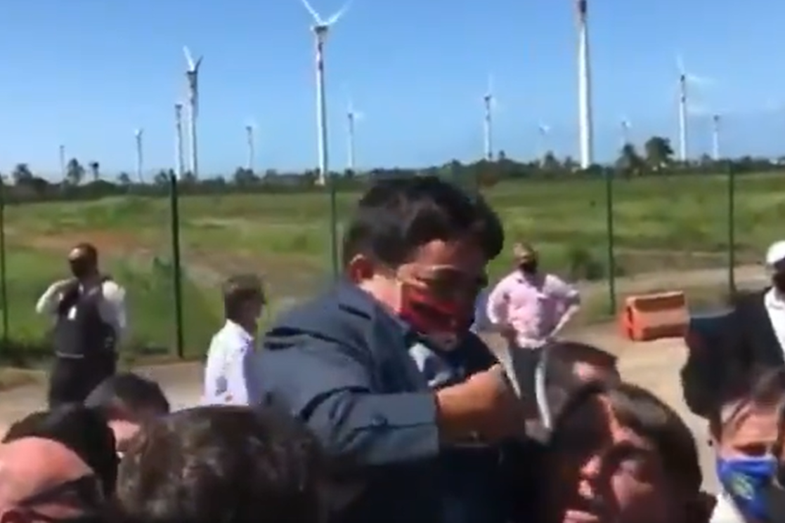Președintele brazilian Bolsonaro confundă un copil cu un pitic și îl poartă în brațe