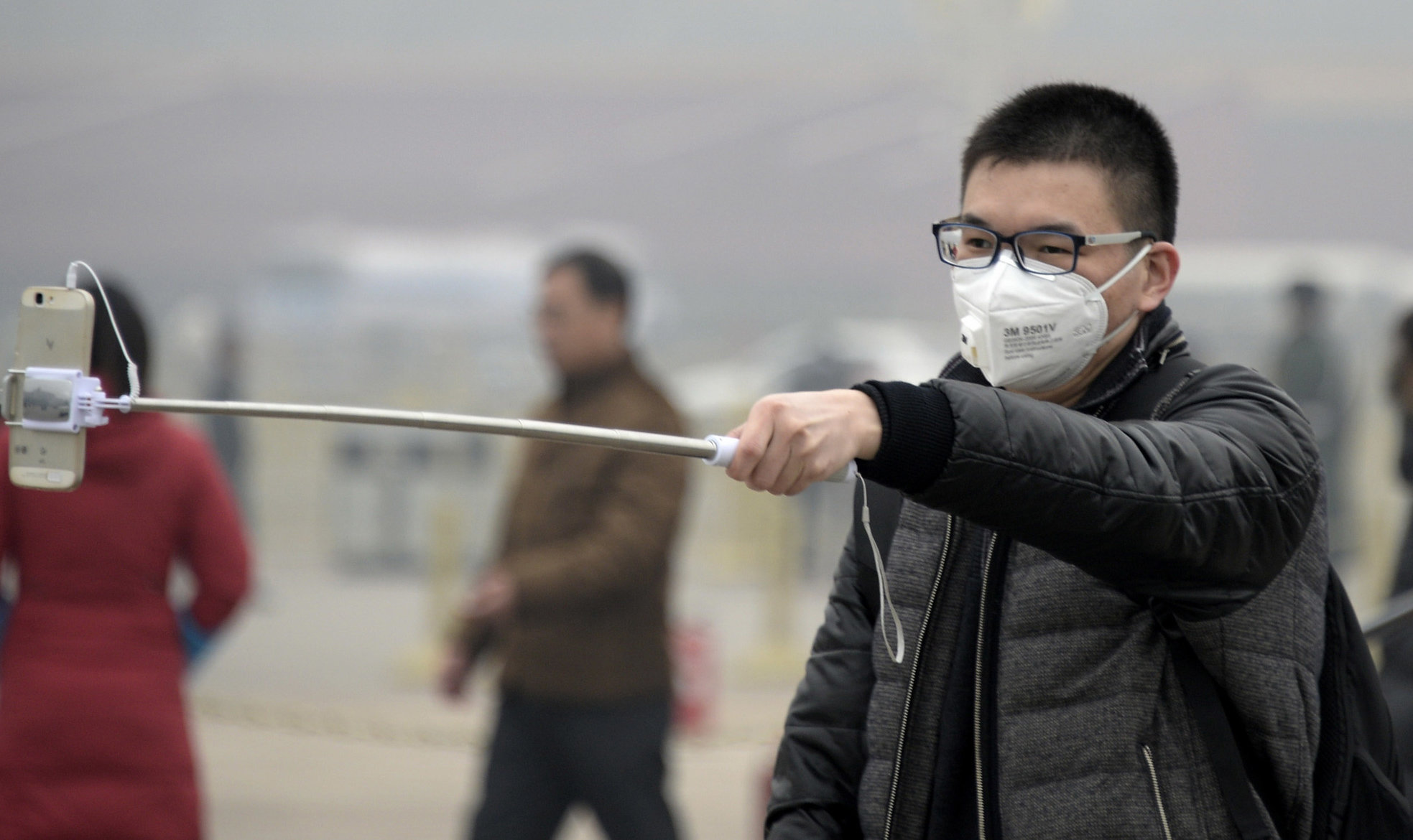 Beijing| Masca nu mai e obligatorie în aer liber, dar chinezii continuă s-o poarte