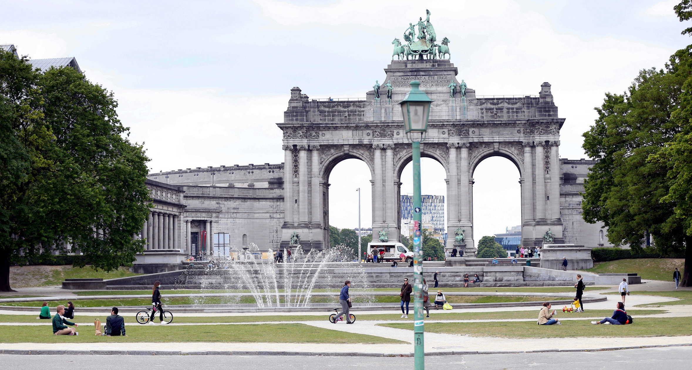 Bruxelles| Masca devine obligatorie în toate spațiile publice exterioare sau interioare