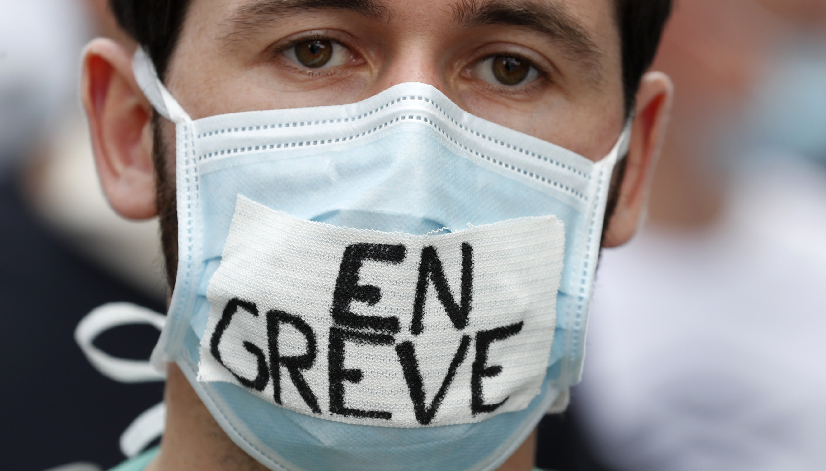 Un francez a contestat în instanță obligația de a purta mască. Dorește suspendarea măsurii