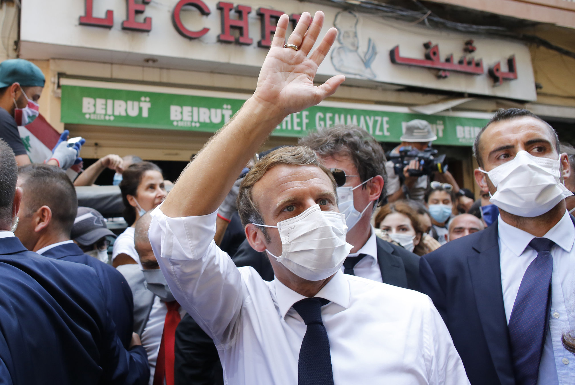 VIDEO| Emmanuel Macron se află în vizită la Beirut. “Ajutați-ne, vă rugăm. Cum ne veți ajuta?”, au strigat localnicii