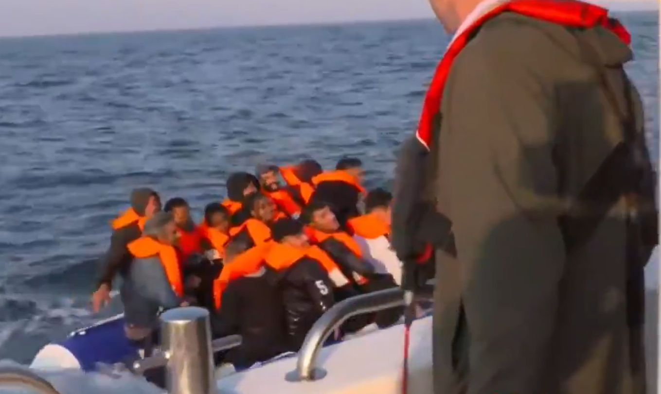 „Reportaj grotesc”: BBC și Sky News au intervievat imigranții ilegali în timp ce traversau Canalul Mânecii