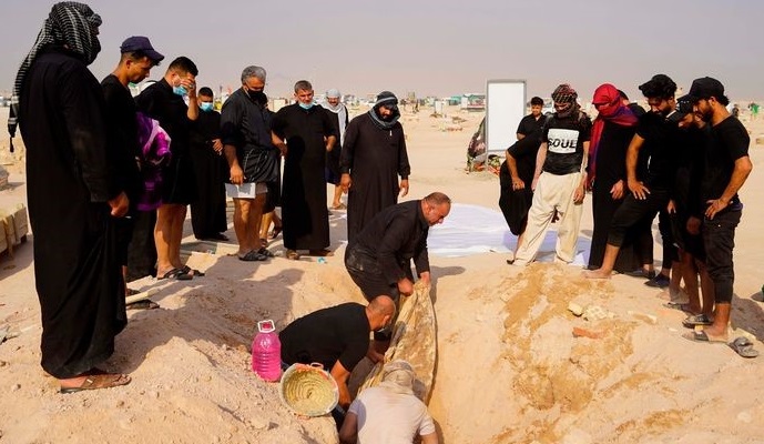 Irak| Familiile dezgroapă cadavrele rudelor care au murit cu Covid-19
