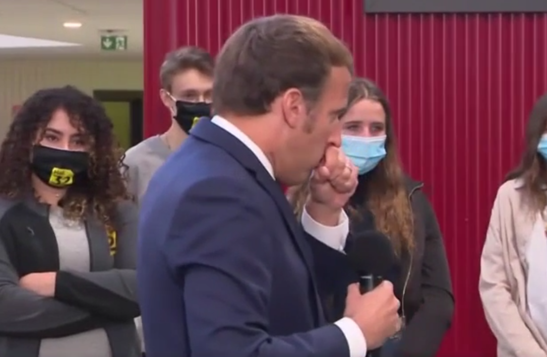 VIDEO| Macron are o criză de tuse în timpul unui discurs în fața studenților. „Mă sufoc cu asta”