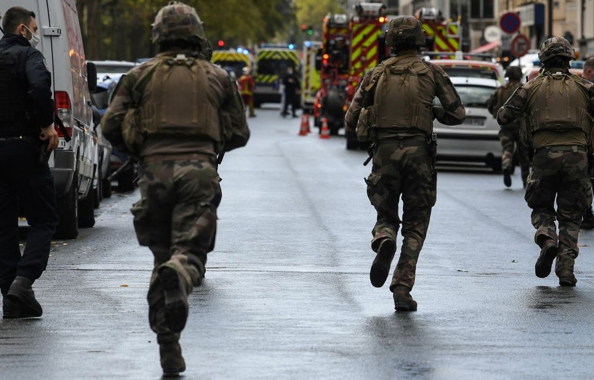 Atentat la Paris, în apropierea fostului sediu al Charlie Hebdo. Perimetrul este izolat, au fost depistat un pachet suspect