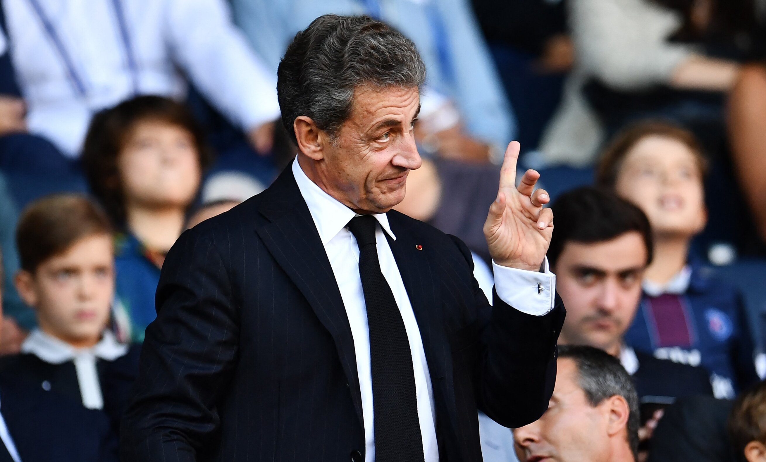 Fostul președinte Sarkozy îi ia apărarea lui Didier Raoult. „La fiecare criză trebuie să găsim țapi ispășitori”