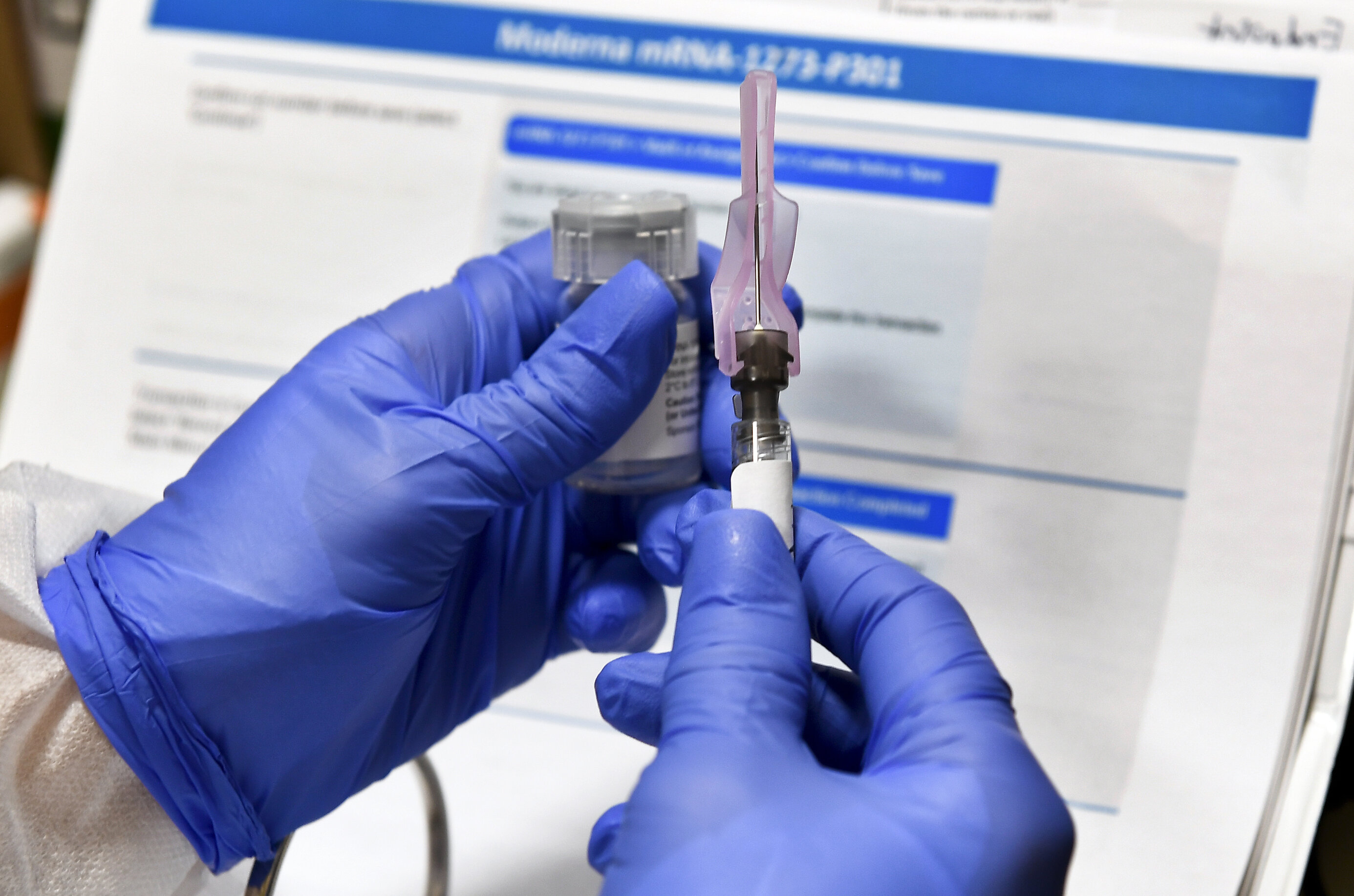 Laboratoarele Moderna și Pfizer publică protocoalele studiilor clinice pentru a diminua reticența cetățenilor la vaccinare