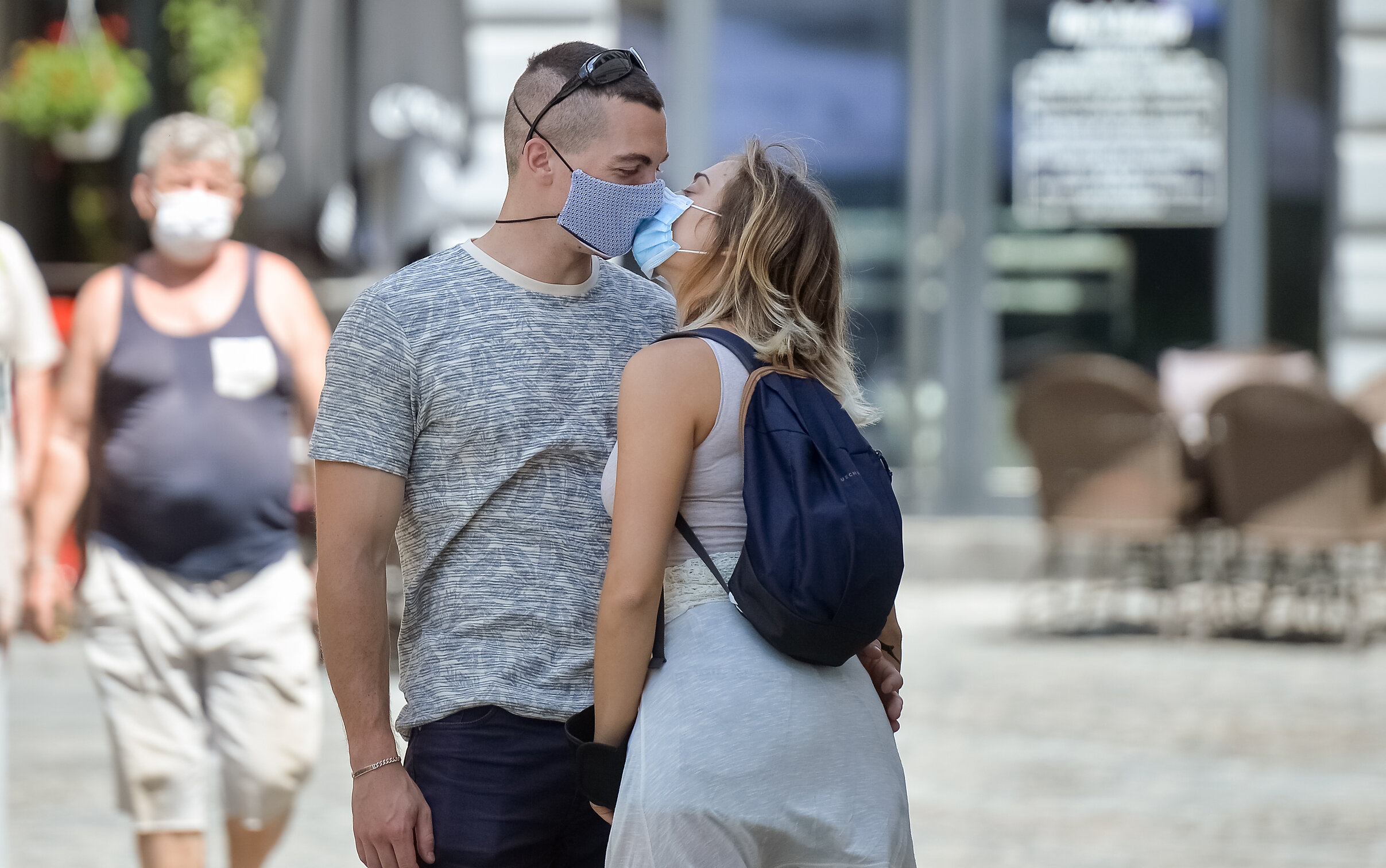 Oficialul de sănătate publică din Canada sugerează să „porți mască în timp ce faci sex”