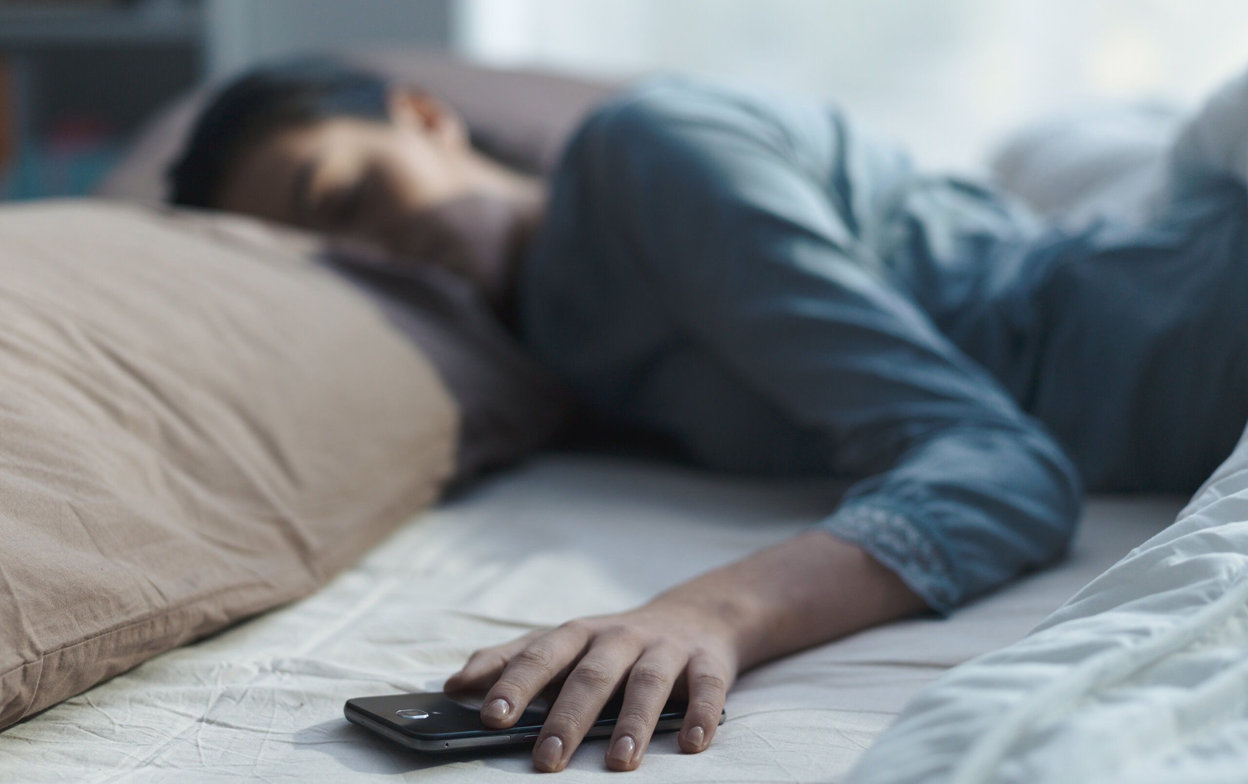 Ții telefonul mobil aproape în timpul somnului? Obiceiul îți deteriorează starea de sănătate