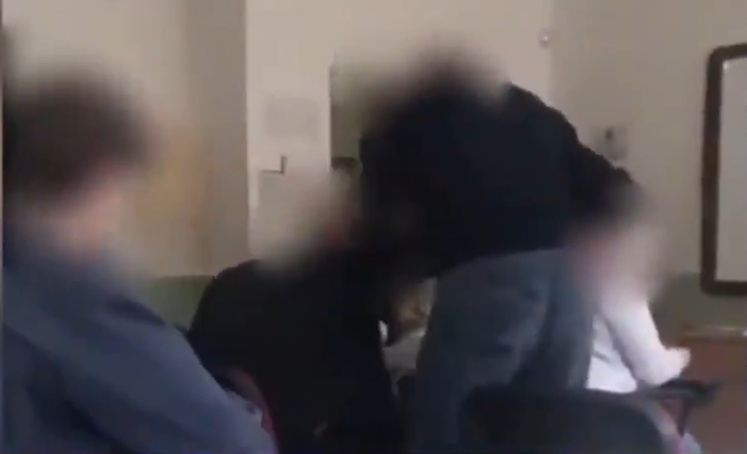 VIDEO| Elev bătut de profesor pentru că refuză să poarte masca. Aceasta nu este obligatorie când ești așezat