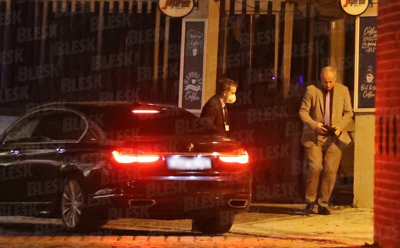 Ministrul ceh al Sănățății, surpins ieșind dintr-un restaurant care trebuia să fie închis, prin restricțiile impuse chiar de el