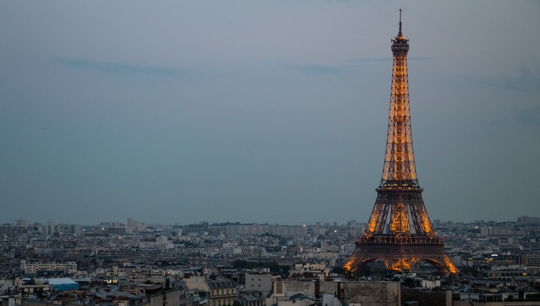 Parisul este declarat „zonă de alertă maximă”. Urmează noi restricții, începând de marți