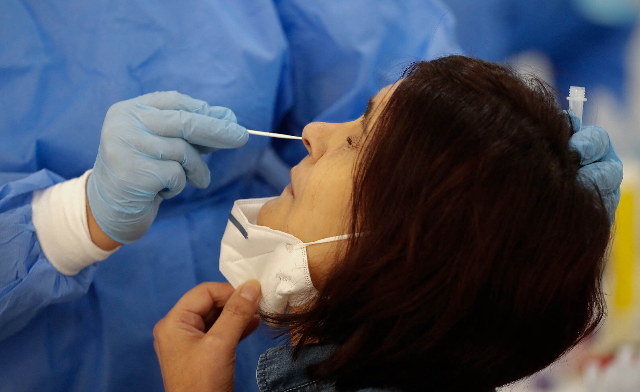 Un test Covid administrat greșit a provocat scurgerea lichidului cefalorahidian în cazul unei femei din America