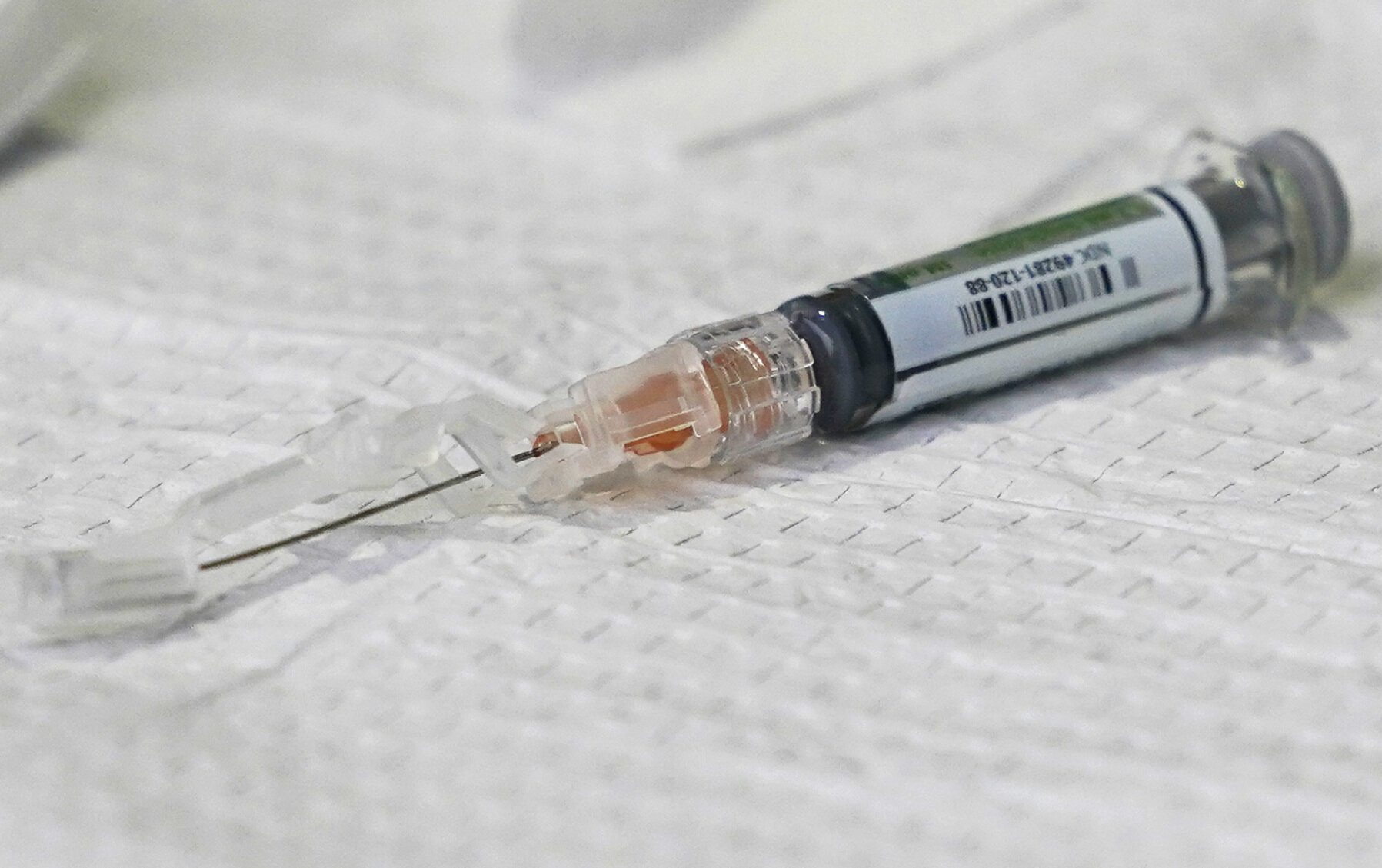 Un voluntar care participa la testele vaccinului AstraZeneca a decedat