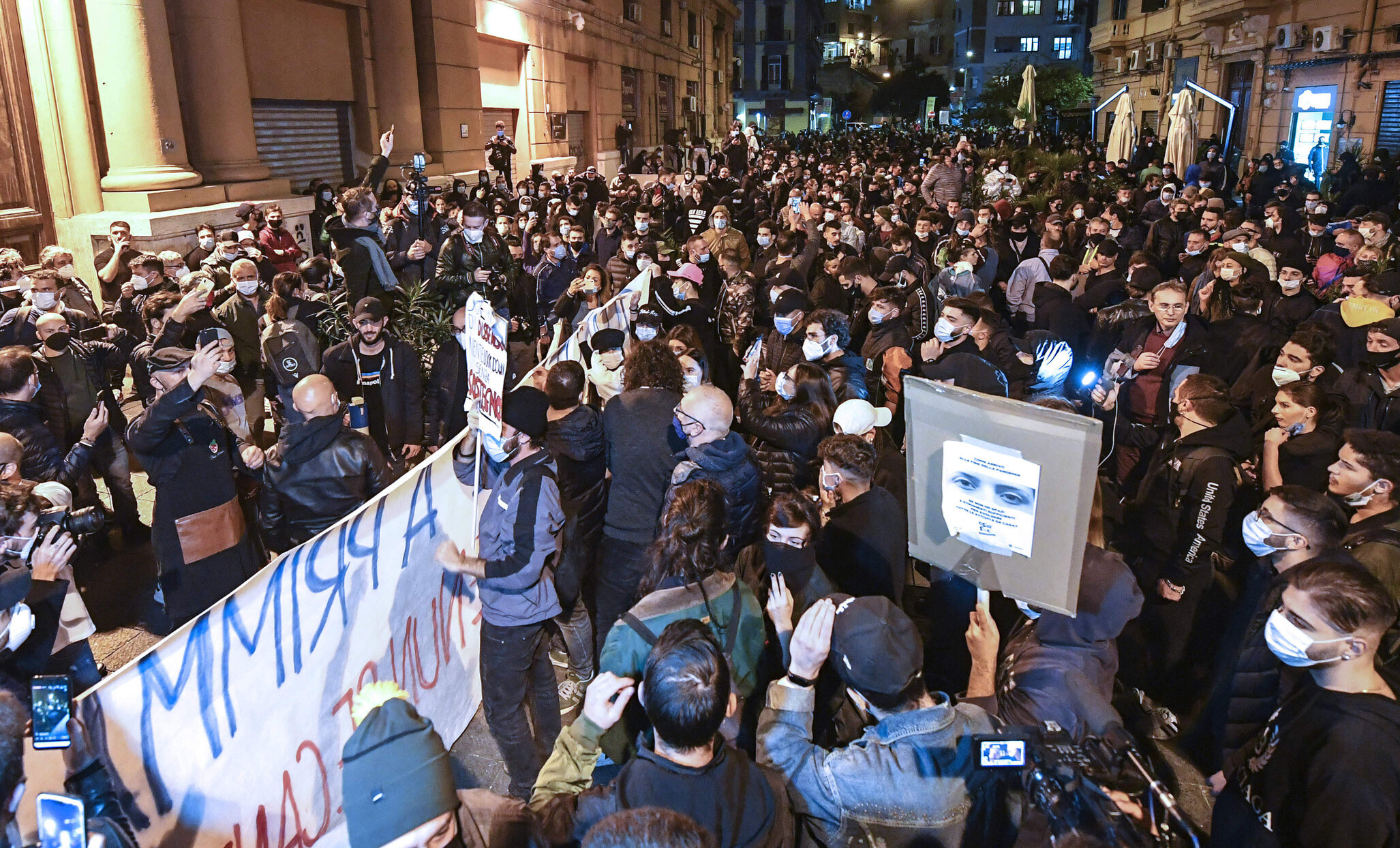 Incidente violente în Italia, generate de noile restricții. „Poți să mă arestezi, nu închid restaurantul”