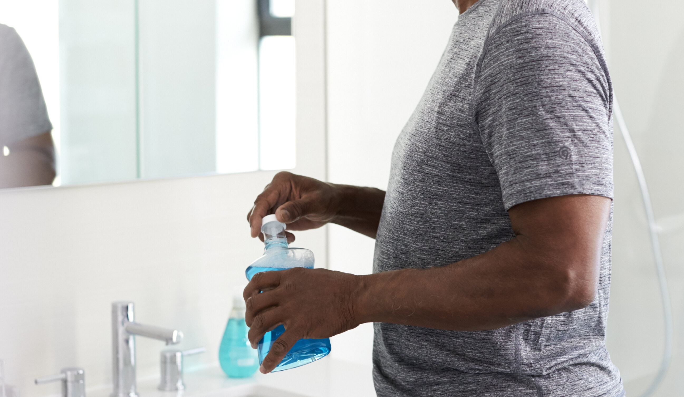 Apa de gură și soluțiile de spălare nazală neutralizează coronavirusul, potrivit unor studii realizate în SUA și Germania