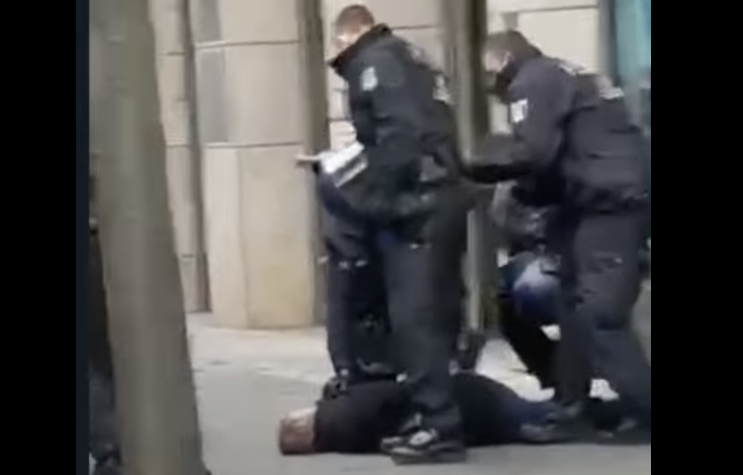 VIDEO| Deputat german pus la pământ și arestat pentru că nu purta mască pe stradă