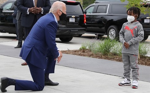 Joe Biden NU a îngenuncheat în fața fiului lui George Floyd, așa cum afirmă susținătorii acestuia