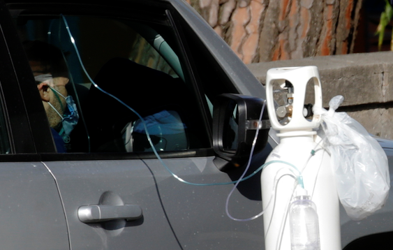 Napoli| Pacienții primesc oxigen direct în mașinile personale, din cauza supraaglomerării spitalelor