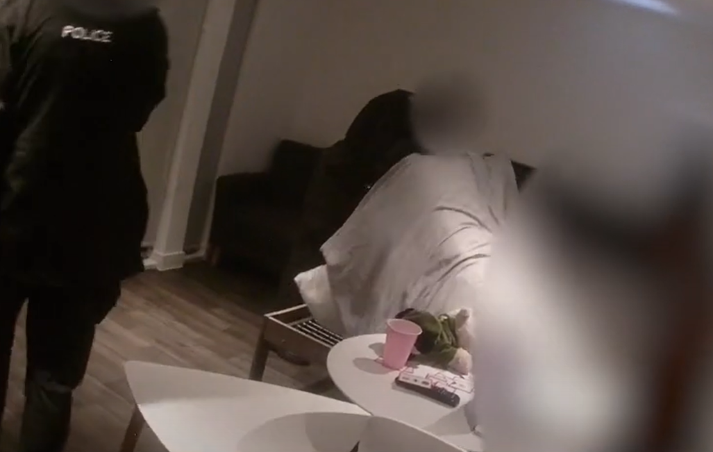 VIDEO| Petreceri ilegale în izolare. Polițiștii găsesc participanți ascunși sub pat sau închiși în baie