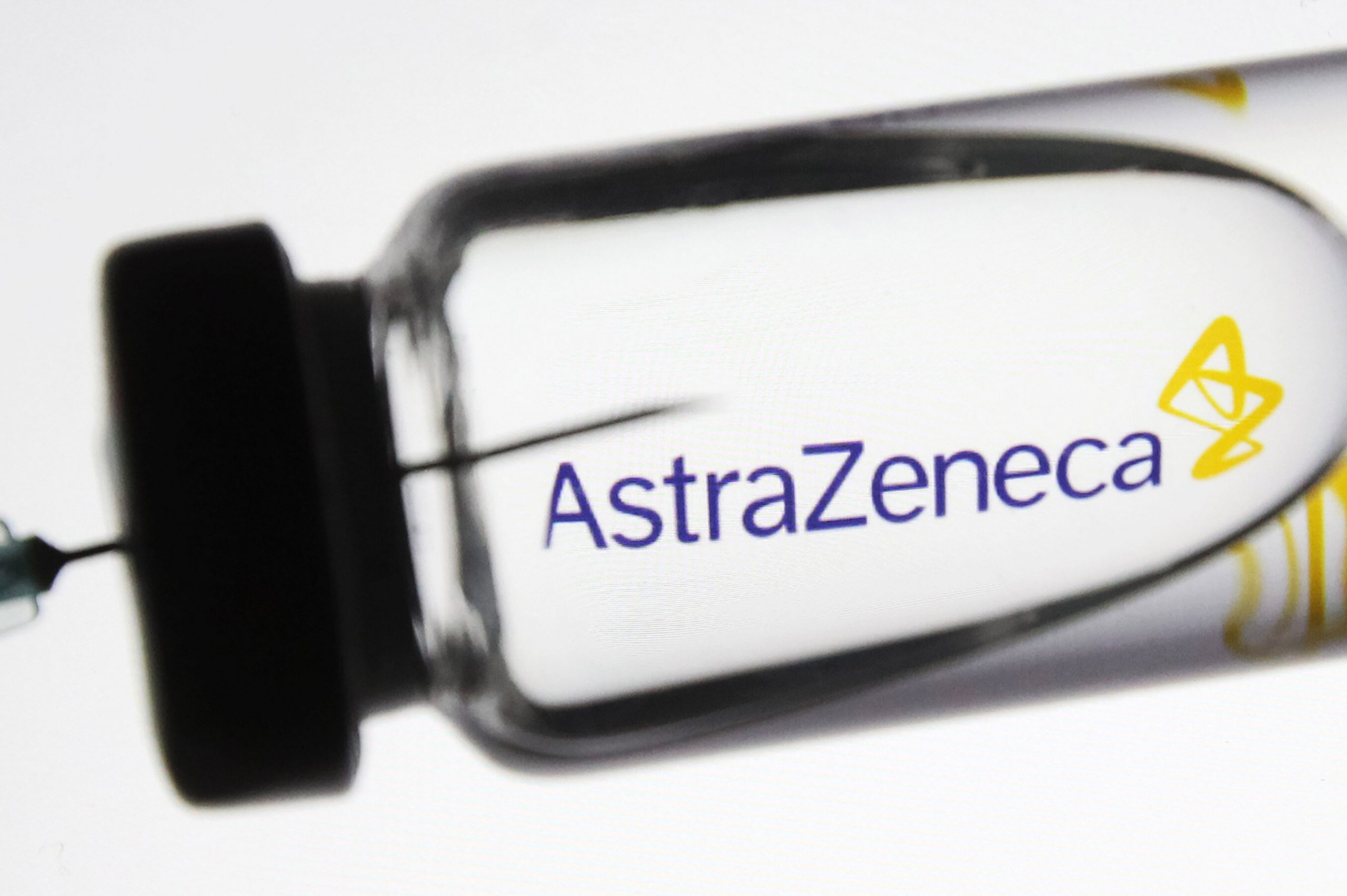 AstraZeneca recunoaște că a făcut o eroare în timpul testelor. Încrederea în vaccin este în scădere