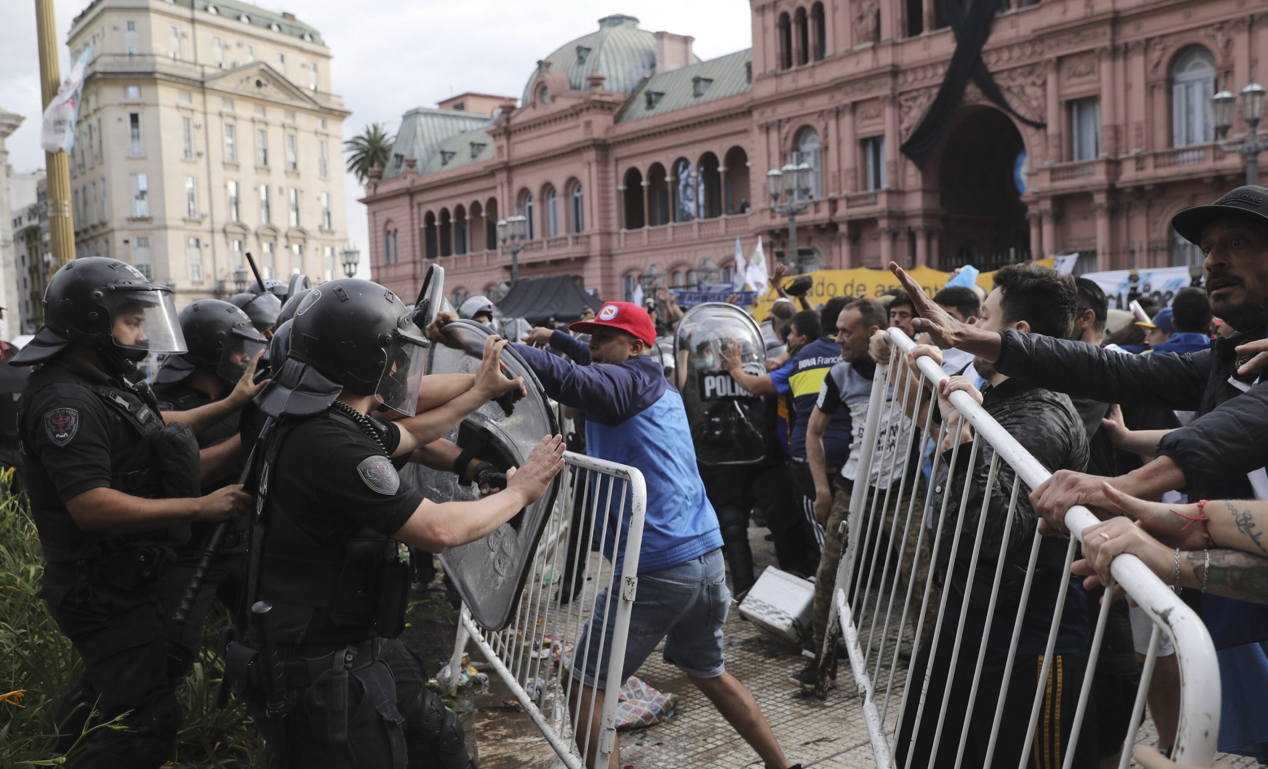 LIVE| Mii de fani s-au adunat la Buenos Aires pentru a-și lua rămas bun de la Maradona. Ciocniri violente cu forțele de ordine