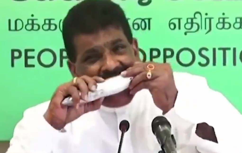 VIDEO| Un politician srilankez mușcă dintr-un pește crud pentru a demonta o teorie conspiraționistă despre Covid-19. „Nu o să vă infectați”