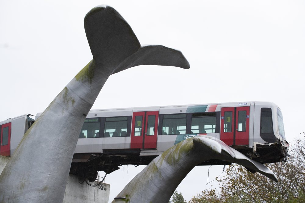 Salvat de balenă. O sculptură din plastic oprește metroul scăpat de sub control