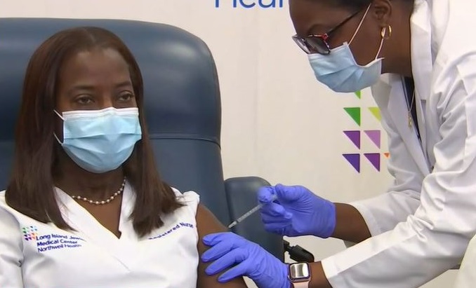 VIDEO| Primul american vaccinat împotriva coronavirusului. A demarat campania și în SUA
