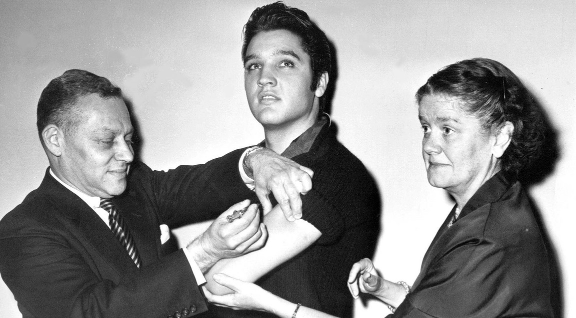 Elvis se vaccinează în direct și pune capăt neîncrederii în produsul anti-poliomielită. 64 de ani mai târziu, oamenii ezită să se vaccineze anti-Covid