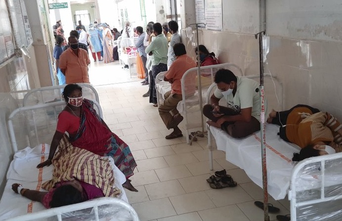 O boală necunoscută provoacă panică. 200 de cetățeni spitalizați la două zile după primul caz depistat, în India