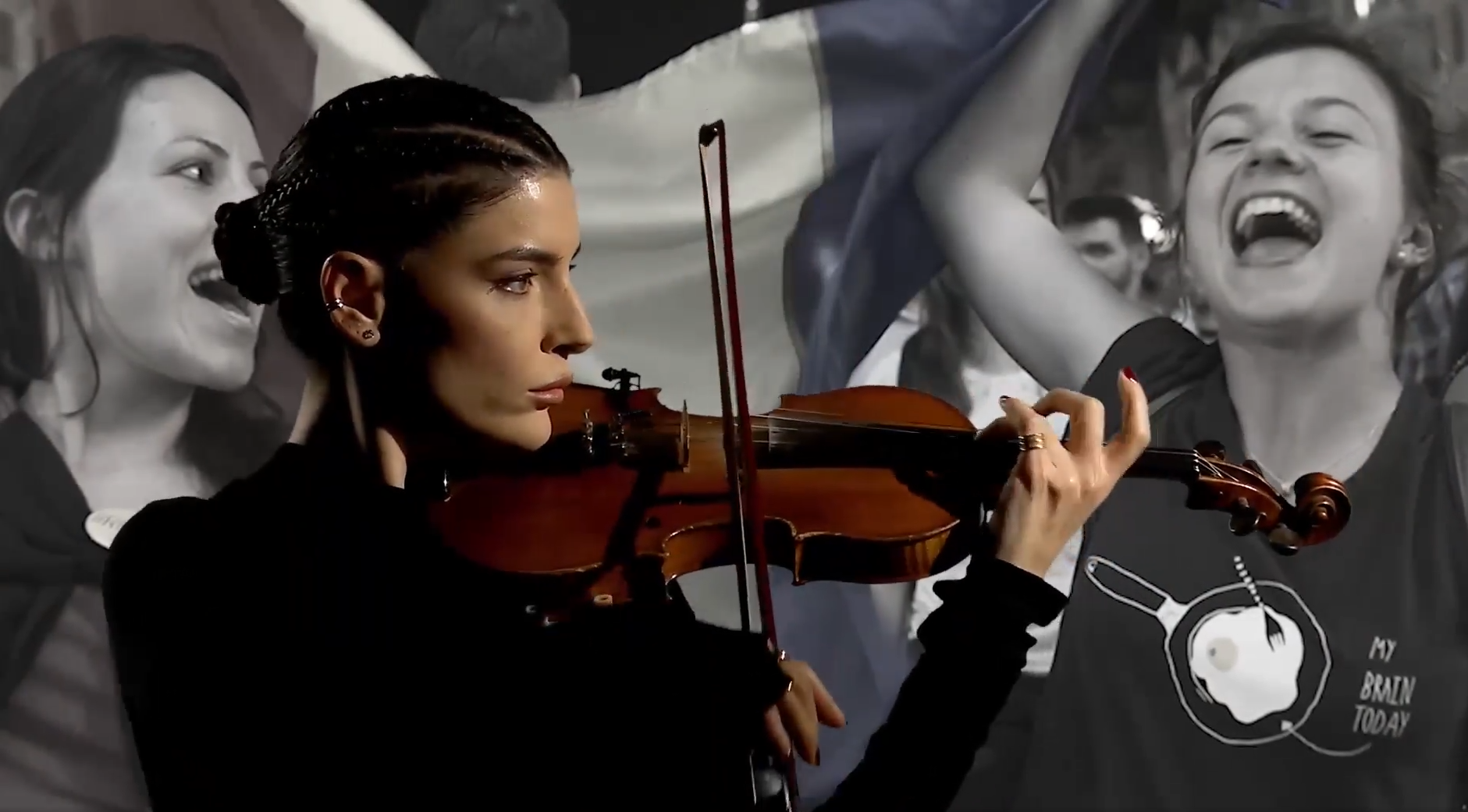 Nepoata marelui violonist Ion Voicu cântă la vioară “Deșteaptă-te, române” la Aleph News