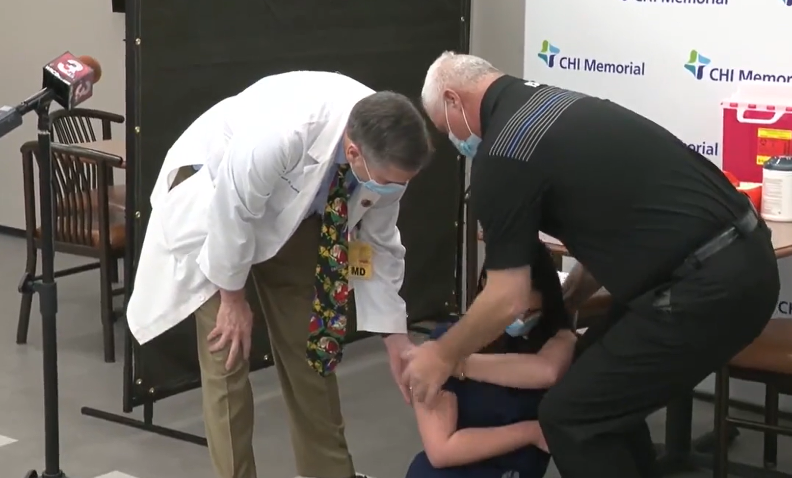VIDEO| O asistentă a leșinat în direct, după vaccinarea anti-Covid. Cum explică medicii incidentul