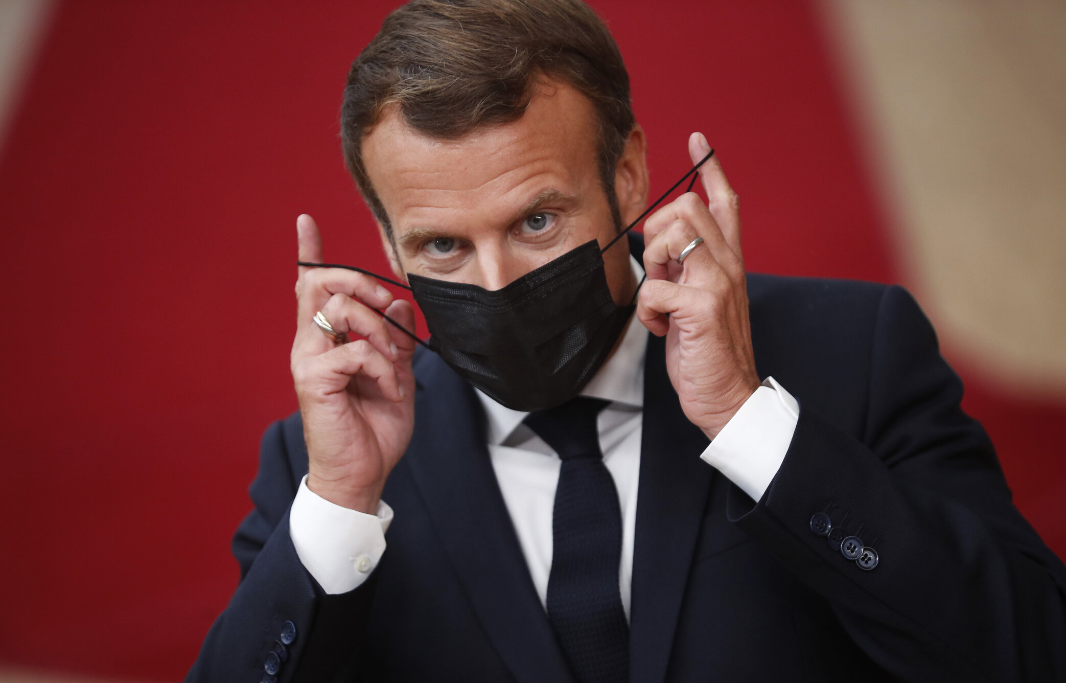 Macron: La vară „putem renunța la mască”. „Vom reveni la viața normală”