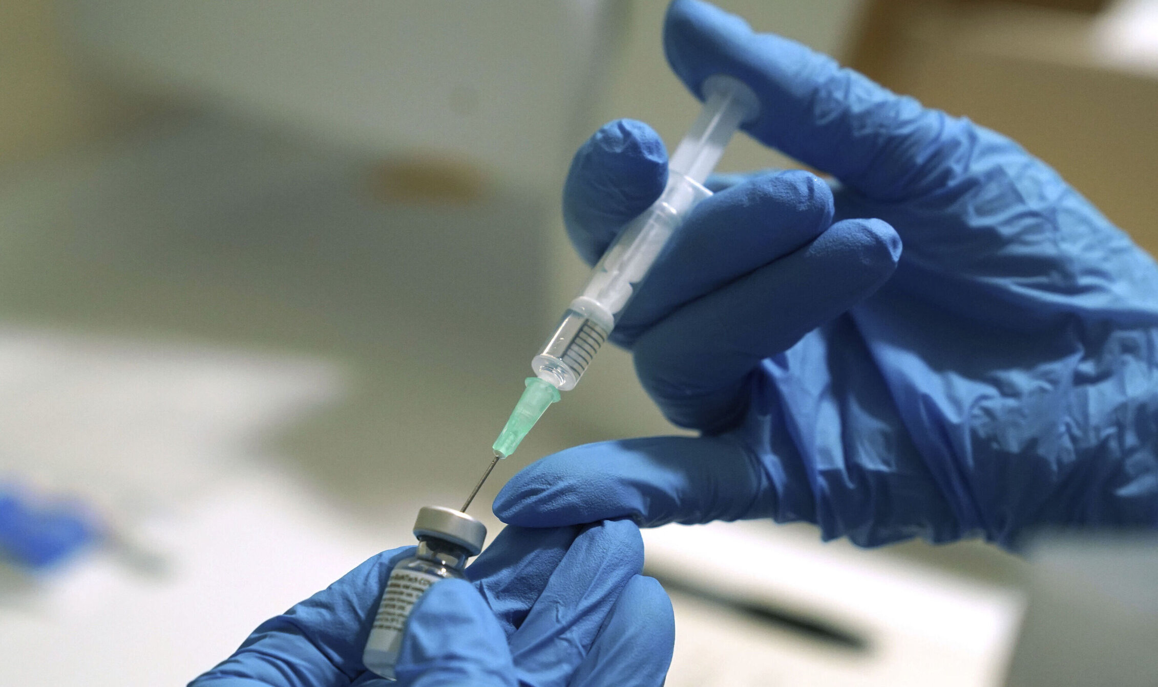 Testat pozitiv pentru HIV după ce a fost vaccinat împotriva Covid-19. Dezvoltarea produsului a fost abandonată