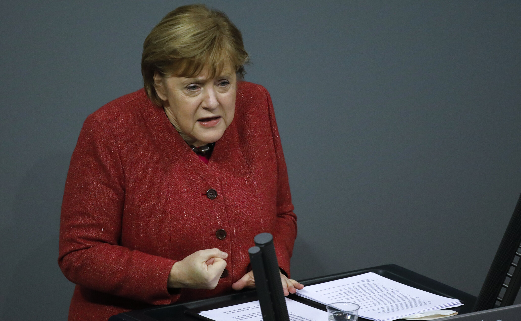VIDEO| Angela Merkel, în lacrimi, imploră parlamentarii să adopte mai multe restricții