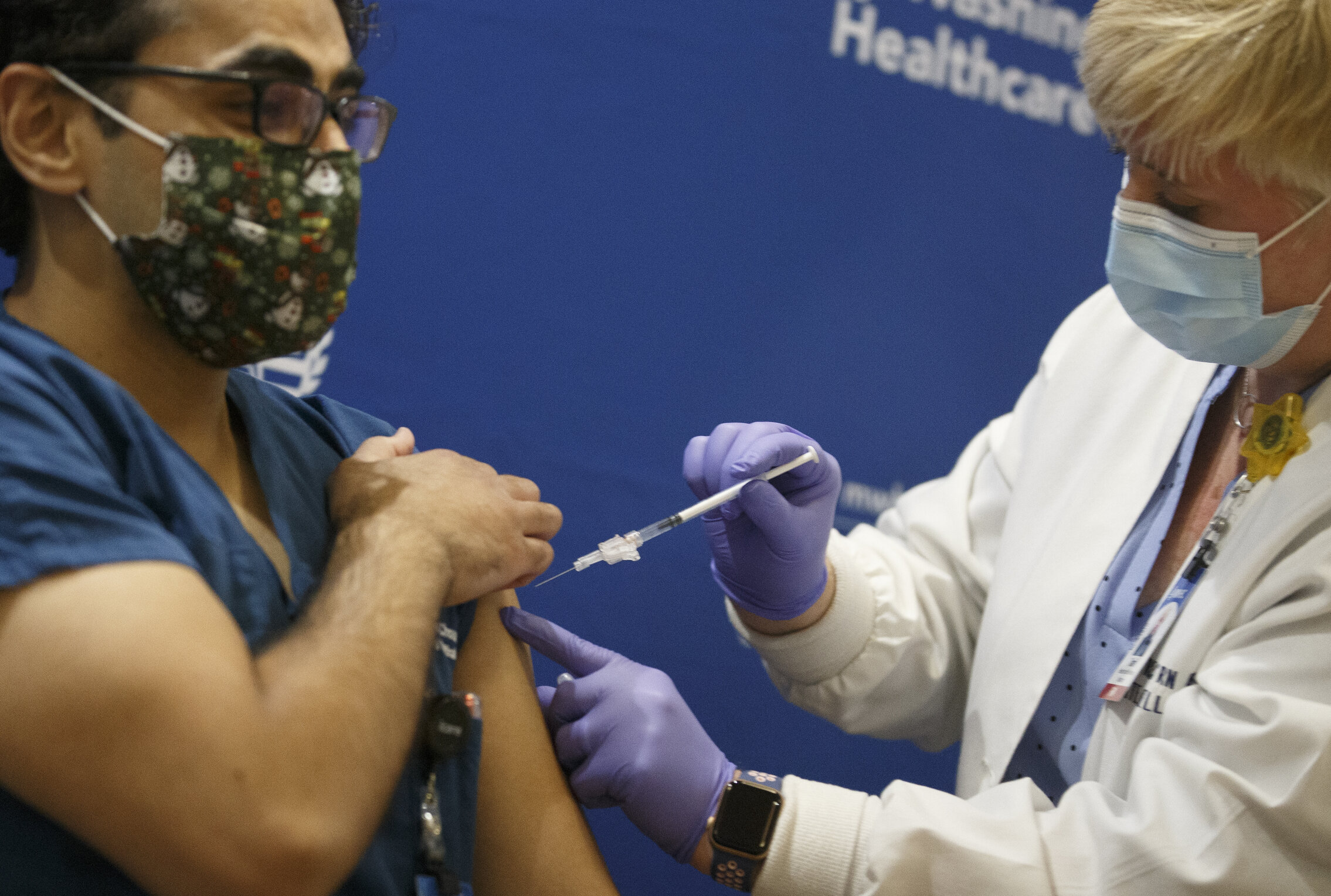 Un lucrător din domeniul medical dezvoltă o reacție alergică puternică în urma vaccinării anti-Covid