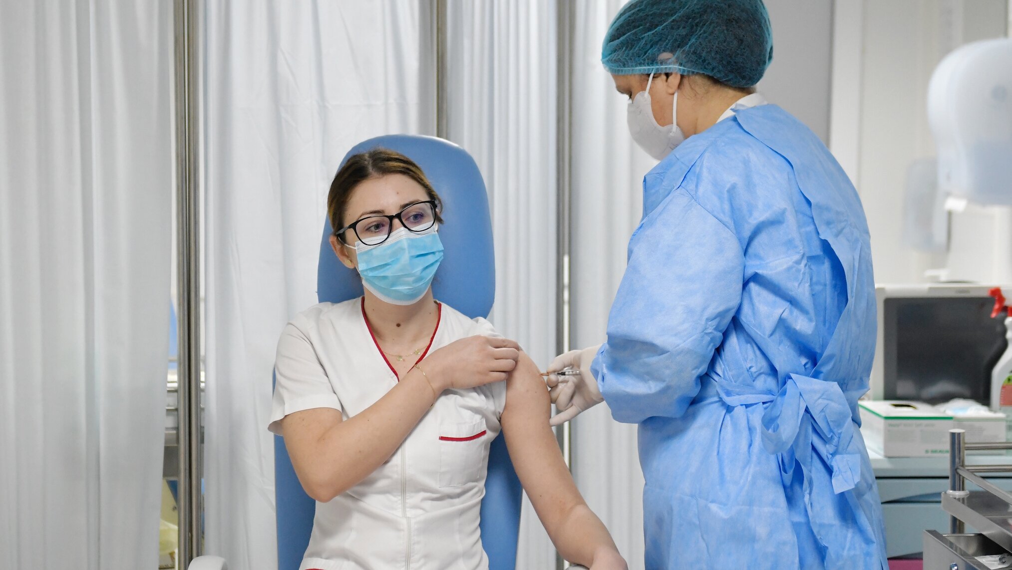 Prima persoană vaccinată anti-Covid în România. „Este cel mai nedureros vaccin pe care l-am făcut”