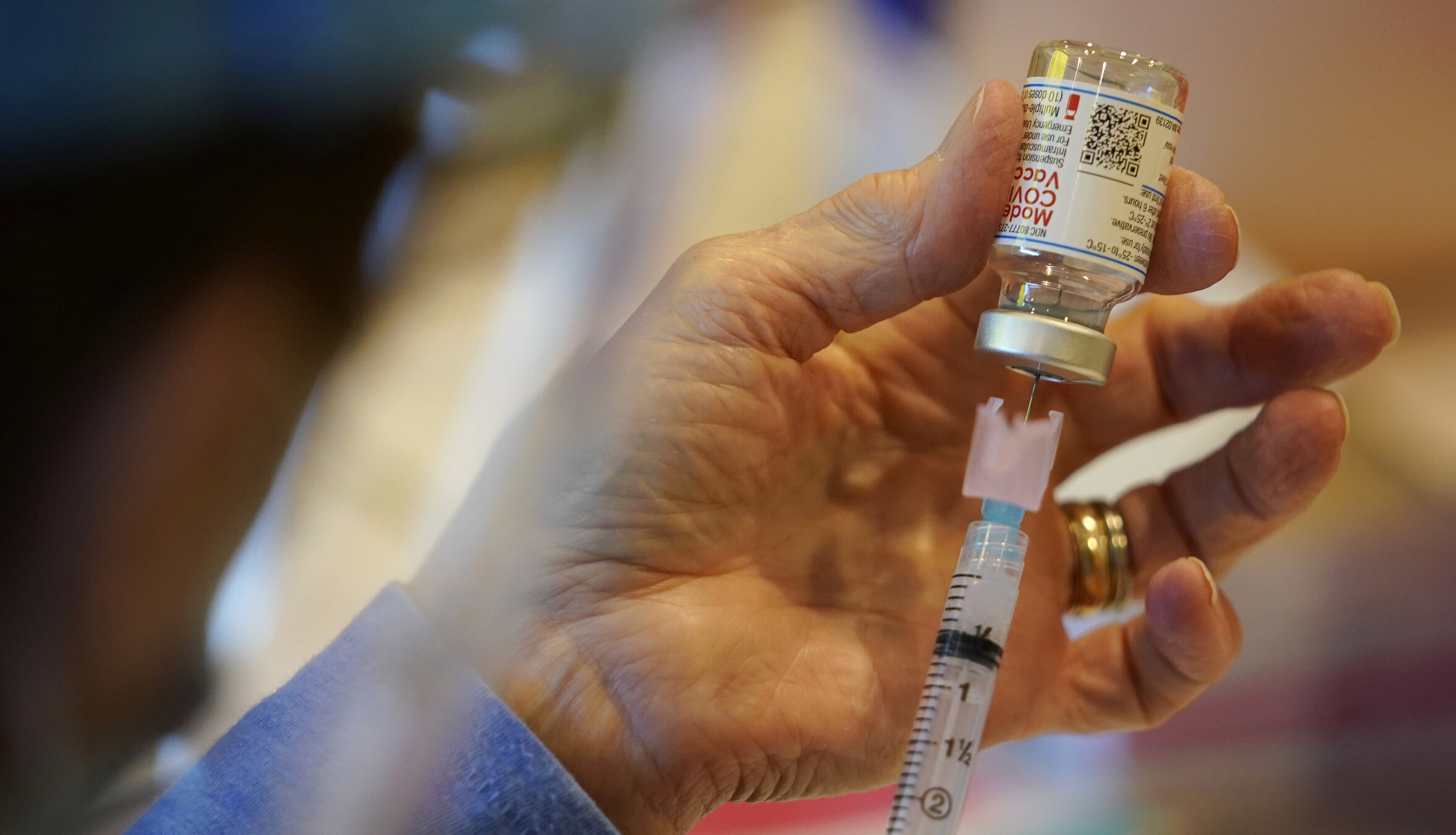 SUA| Peste 3.000 de persoane au suferit reacții adverse ușoare în urma vaccinării: oboseală, dureri de cap, frisoane