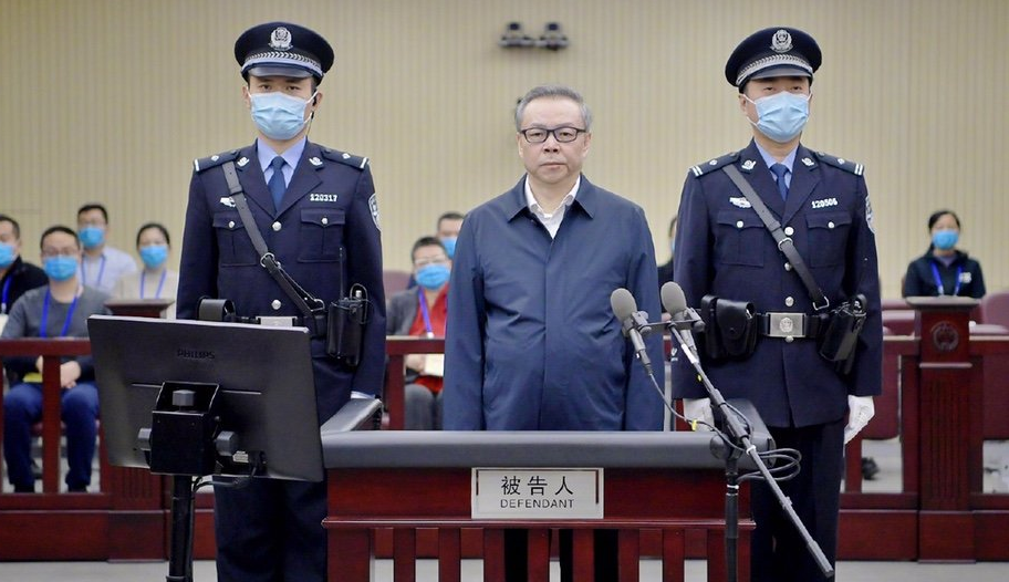 Fostul șef al unui conglomerat financiar din China, condamnat la moarte pentru „corupție și bigamie”