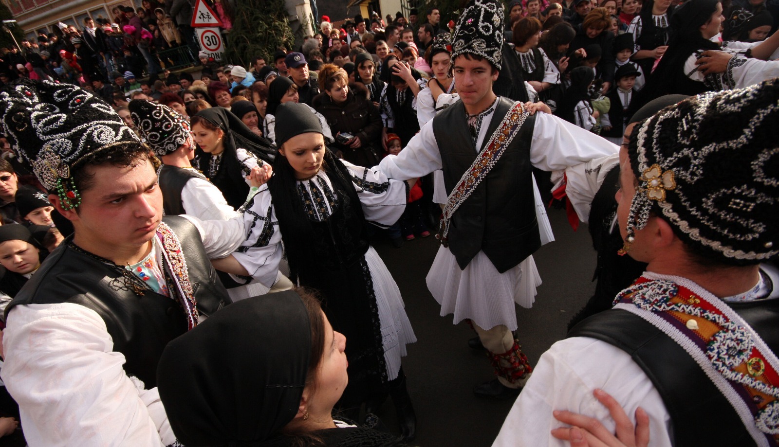 Peste 2 milioane de români își sărbătoresc astăzi onomastica. Cui mai spui „La mulți ani”, în afara celor cu numele de Ion și Ioana