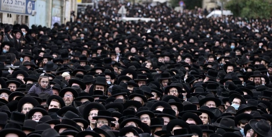 Mii de israelieni participă la funeraliile unui rabin decedat de Covid. Fără distanțare, fără mască