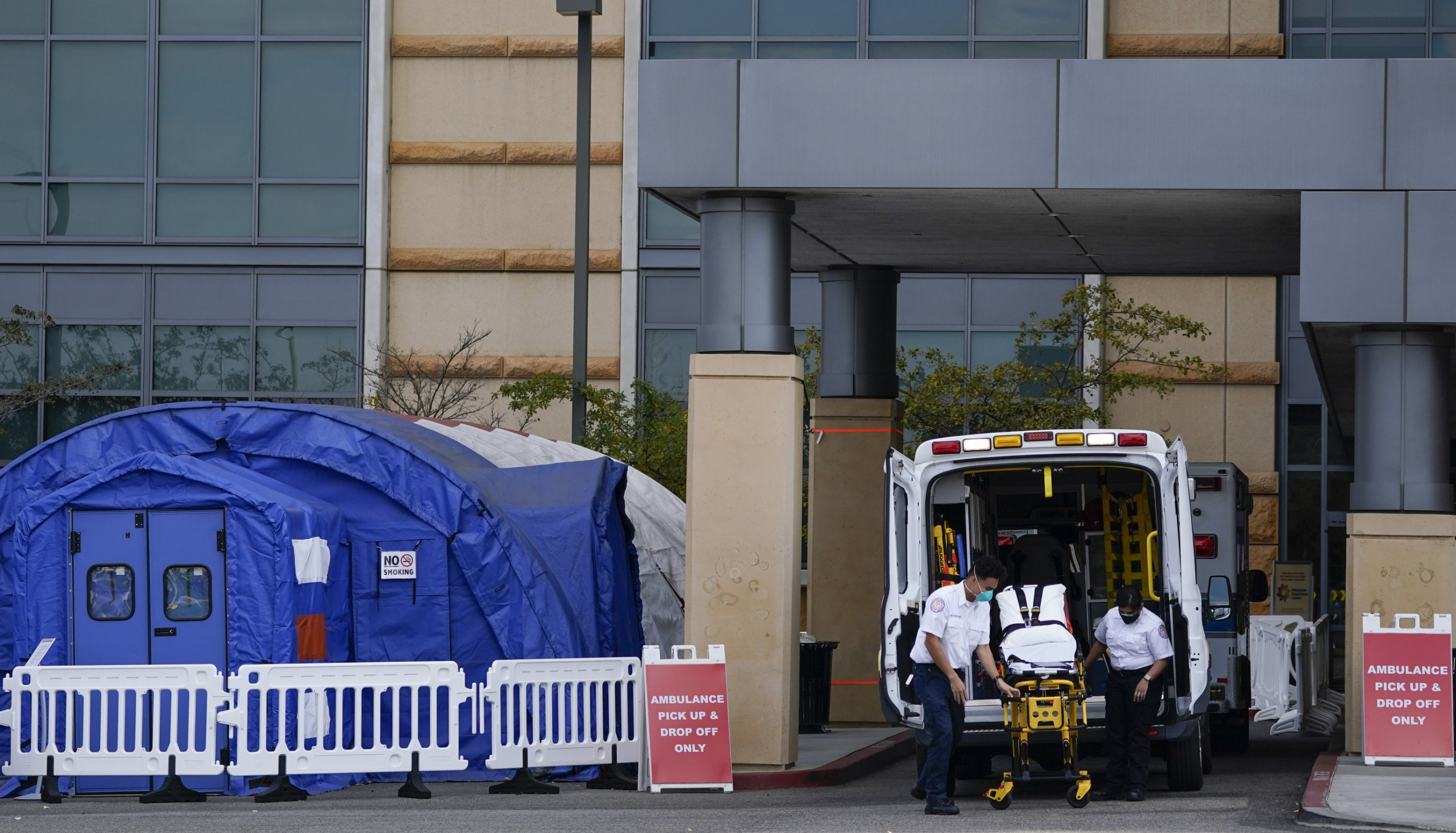 SUA| „Stare de dezastru”. Ambulanțele nu mai transportă bolnavi Covid cu șanse mici de supraviețuire