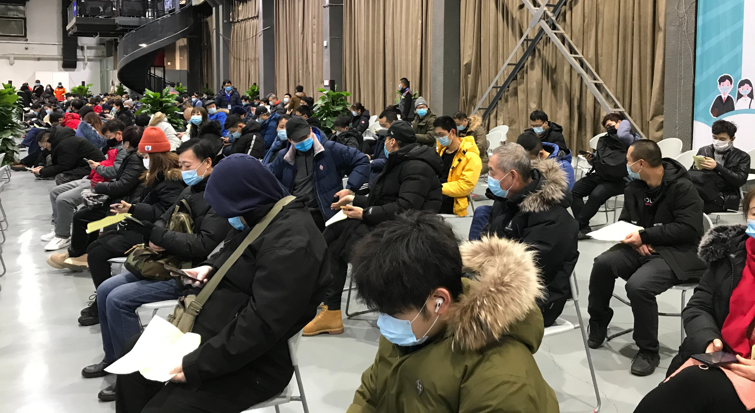 Mii de chinezi stau la coadă pentru a fi vaccinați anti-Covid, în așteptarea Anului Nou Chinezesc
