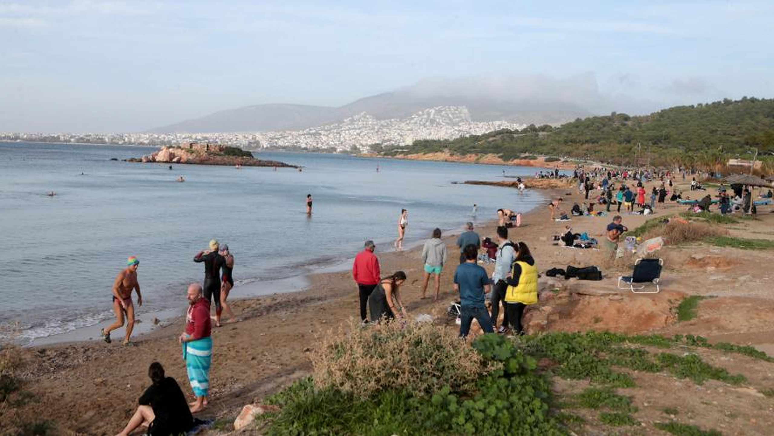 Grecii n-au mai ținut cont de restricții și s-au îmbulzit la plajă. Temperaturi de aproape 30 de grade în unele zone