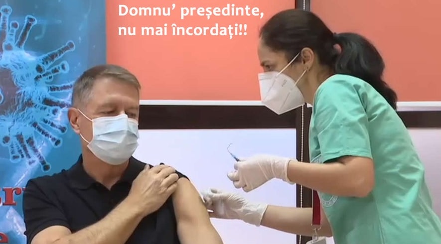 Vaccinarea lui Iohannis, subiect de glume pe internet: „Domnu’ președinte, nu mai încordați”. Colecție de meme-uri după evenimentul de azi