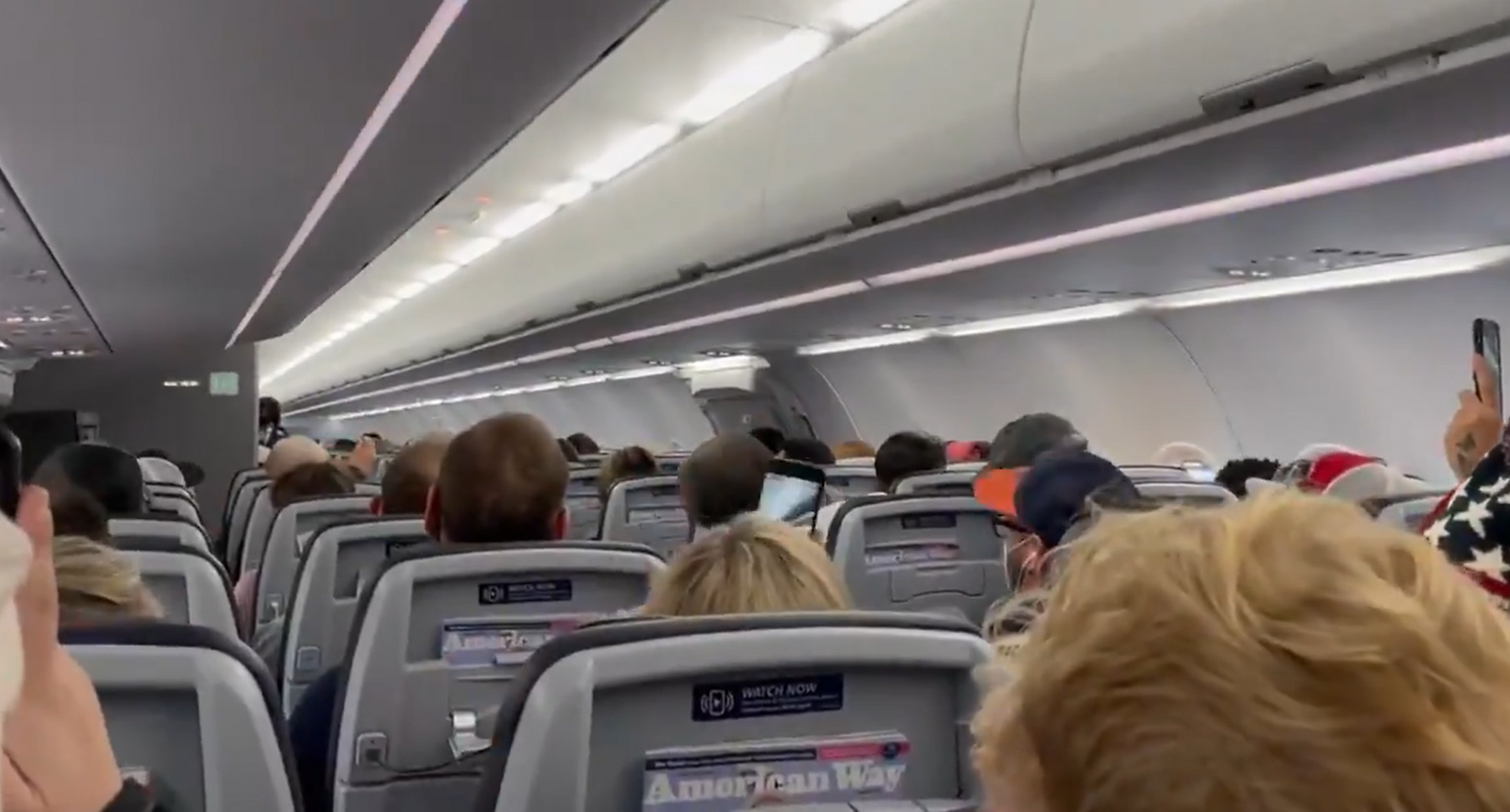 Un pilot American Airlines amenință pasagerii pro-Trump: „Aterizăm de urgență și vă debarcăm”