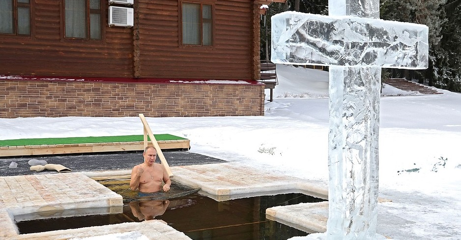 VIDEO| Boboteaza lui Putin. Președintele Rusiei se scaldă la -13 grade Celsius, într-o piscină în formă de cruce