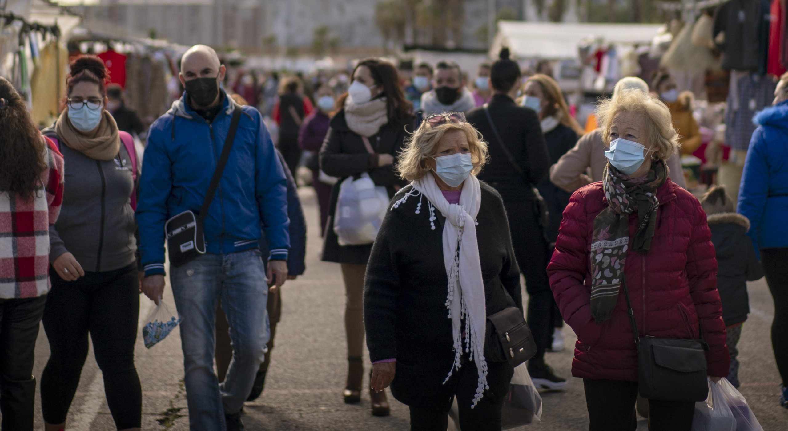 Strategia potrivită împotriva pandemiei| Eliminăm complet virusul, sau învățăm să trăim cu el?
